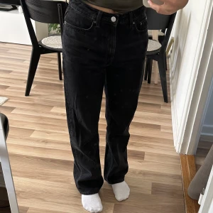 Jeans  - Jeans modell voyage från weekday strl w26l30, i använt skick (se slitningar på insidan benen bild 3) därav billigt pris. De är däremot inte slitna utanpå det man ser