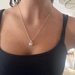 Halsband i roseguld💙 - Så fint halsband i roseguld! Använder bara silver så därför säljer jag❤️ aldrig använt!