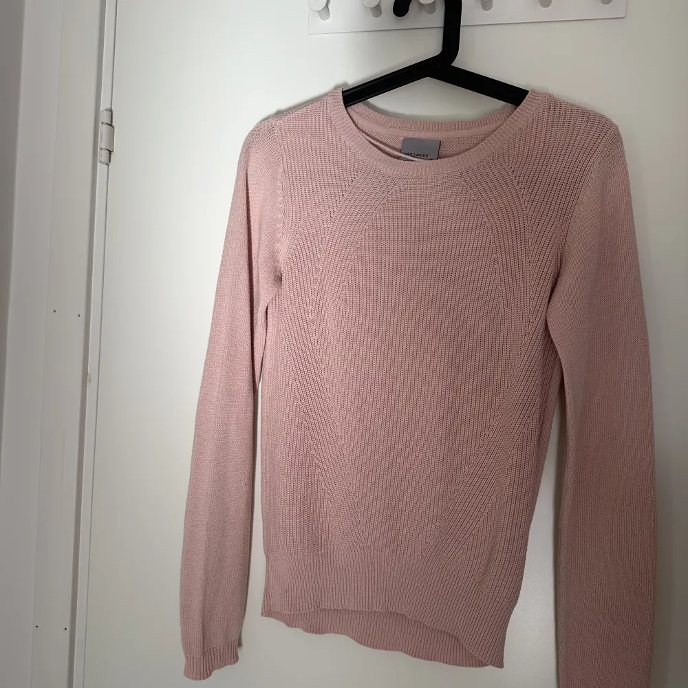 Rosa stickad tröja från Vero Moda, mycket sparsamt använd. Endast använd några gånger Nedsatt i pris 130 innan. Tröjor & Koftor.