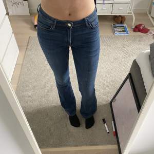 Snygga flare jeans som inte längre kommer till användning. De är bara aningen för korta i längden för min smak (jag är 178), men de är definitivt långa! ❤️