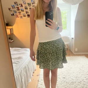 Kjol - Superfin volangkjol från vero moda, mycket sparsamt använd. Storlek m men passar mig bra som vanligtvis har s. Det är bara att höra av dig om du undrar något!!🩷
