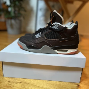 Jordan 4 starfish - Ett par Jordan 4 starfish som jag säljer då de inte längre passar. De har inte några synliga eller större skador på varken överdelen eller undersulan. Skriv om ni har fler frågor🌝 pris kan diskuteras