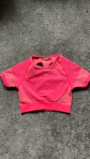Gymshark croptop - Säljer min rosa croptop från Gymshark. Storlek S men har klippt bort lappen. Bra skick. 🩷