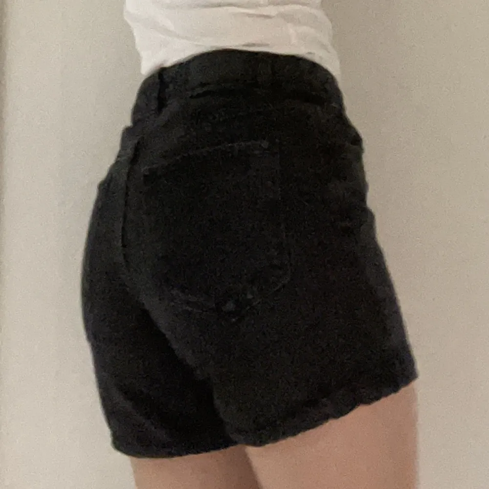 Svarta Jeans shorts, lite längre. Shorts.