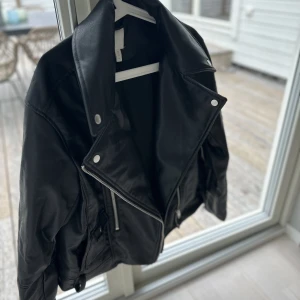 Skinnjacka  - Säljer min väldigt snygga skinnjacka. Används fåtalgånger och är i bra skick. Säljer eftersom jag inte använder den  ✨skriv för fler bilder✨💕💕