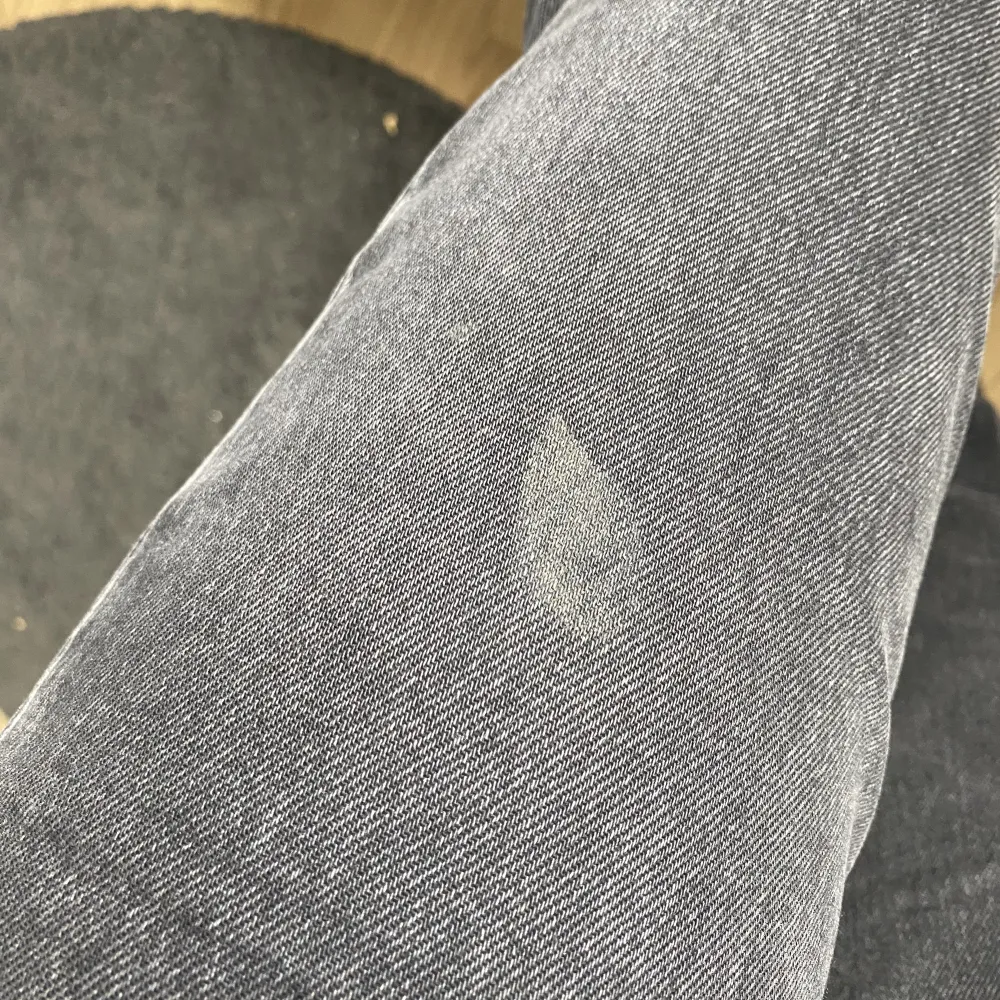 Gråa raka jeans från zara, väldigt liten fläck som nästan inte syns. Jeans & Byxor.