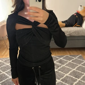 Svart topp  - Svart topp ifrån Bikbok, aldrig använd! Storlek S 🖤