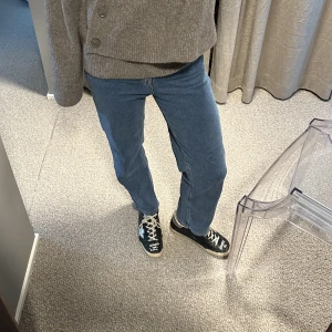 Raka blåa jeans från nakd! - Jeans från nakd i storlek 38! Medelhöga/högmidjade. Som nya, endast använda några få gånger. Ordinarie pris 480 kr 