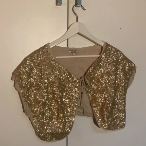 Paljett kofta  - Bra skick, t-shirt kofta med paljetter. 