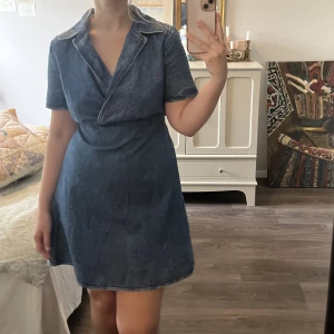 & Other Stories Jeansklänning - Jeansklänning från & Other Stories. Knyts baktill och har dragkedja i sidan. Supersmickrande och bekväm!!