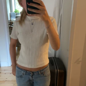 Zara tröja - Säljer denna as nice tröjan som jag typ bara fått användning för 2 ggr då jag har många liknande. Så nice att ha i skolan eller bara på en middag💕 VÄRLDENS skönaste material dessutom!!