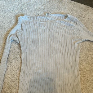 Intimissimi tröja - En tröja från intimissimi som är grå vit i färgen strl s någon enstaka fläck men går nog bort i tvätten 