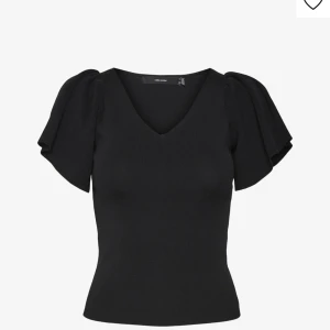 As snygg topp  - Skitsnygg svart volang tröja från vero Moda! Går att matcha till mycket , inte använd så mycket så i väldigt bra skick💓orginalpris:399:- Mitt pris: 249:- hör av dig vid frågor eller fler bilder!