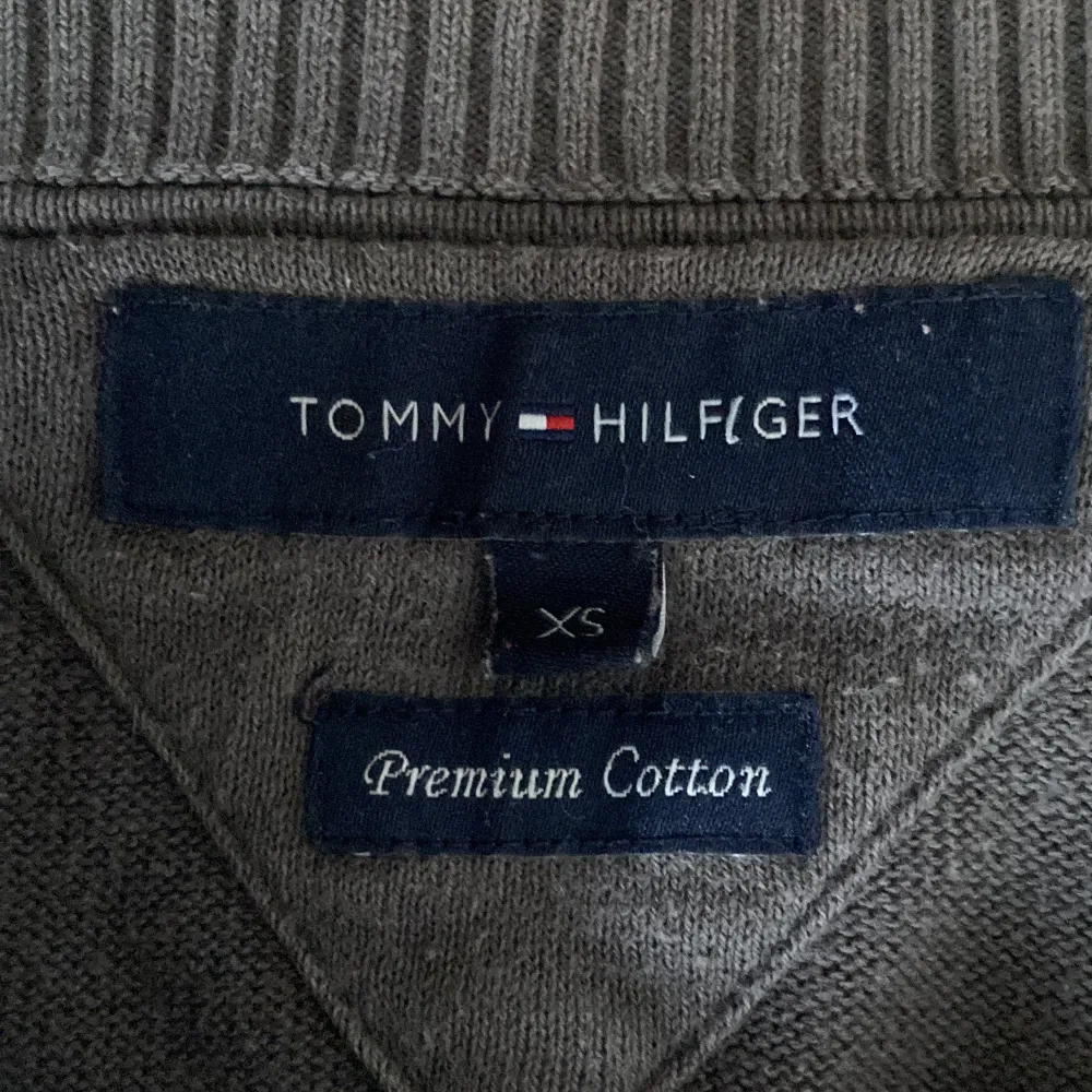 Säljer en Tommy hilfiger tröja står Xs men skulle säga att den är mer som en M, tveka inte om ni har några frågor 💞. Tröjor & Koftor.