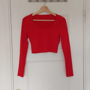 Röd croptop - Röd långärmad croptop från shein. Köpte den här med säljer den igen då den var lite för stor på mig. Inga defekter.