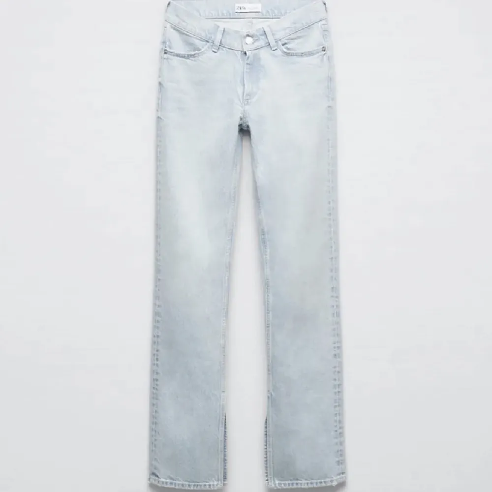 Säljer min ljus blå mid / low rise jeans från zara då dom inte kommer till någon användning. Köpte förra sommaren från zara hemsidan och dom är använda 3-4 gånger sedan dess och är som i nyskick.💓 skriv för egna bilder!😊. Jeans & Byxor.