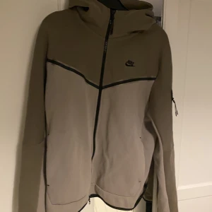 Nike tech flecce beige - Säljer nu min nike tech flecce pga för har slutat använda den. Tröjan är i bra skick använt den några gånger den har nått knotter på ryggen men inget som syns annars är den som ny mvh Julius