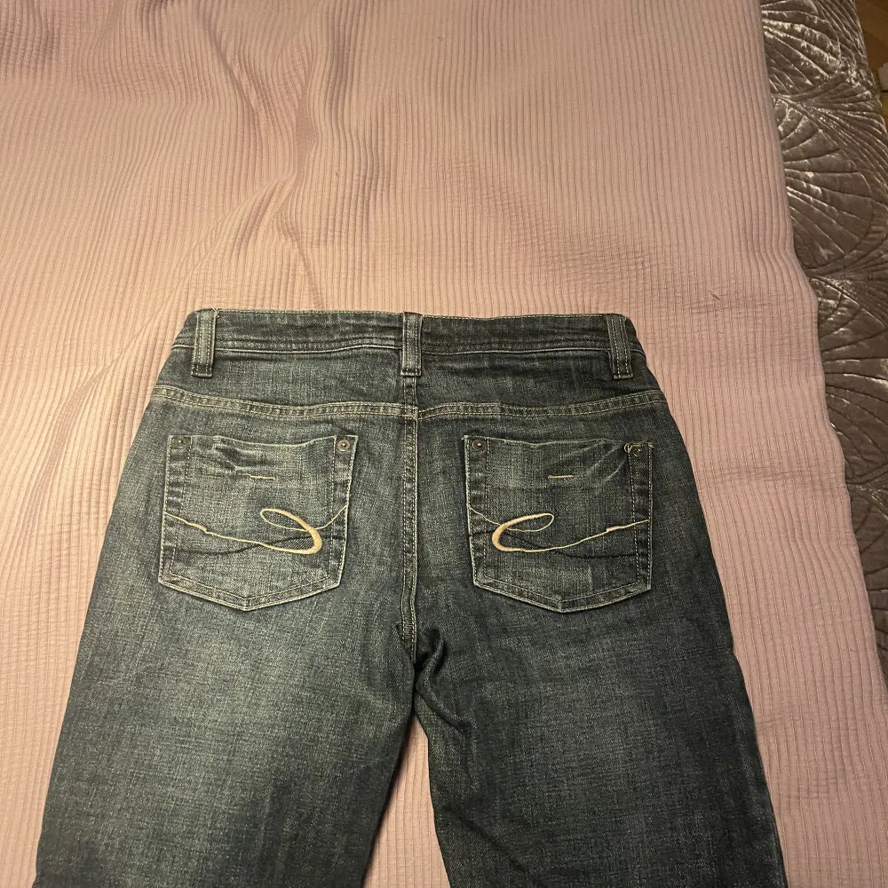 ett par skit snygga lågmidjade jeanse som tyvärr är lite för stora på mig skriv privat för fler bilder eller frågor kan mötas och posta❤️. Jeans & Byxor.