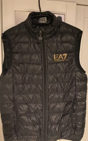 armani vest guldigt märke - säljer nu min armani vest pga den har blivit för liten och vill han nått annat västen är som ny 10/10 i skick har använts typ 3 gånger så den är som ny vesten i sig är rätt tun och rätt varm av sig så den funkar till de mesta väderna