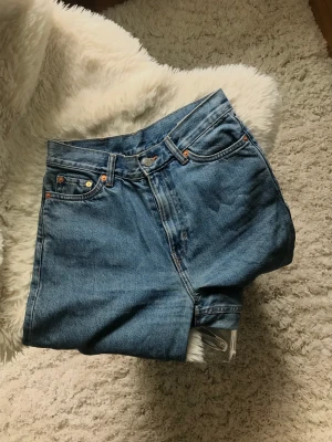 weekday jeans - Mörkblåa ”rail mid straight” jeans från Weekday, i storlek w24 l32 . Aldrig använda i skick 9/10.