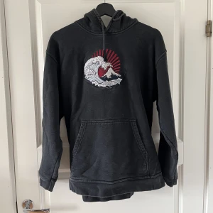 Hoodie - snygg hoodie med tryck, använd fåtal gånger och är i jätte bra skick!