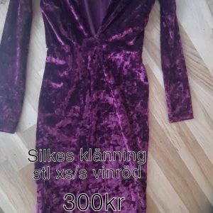 Klänning silkes - Lång vinröd silkes klänning oanvönd