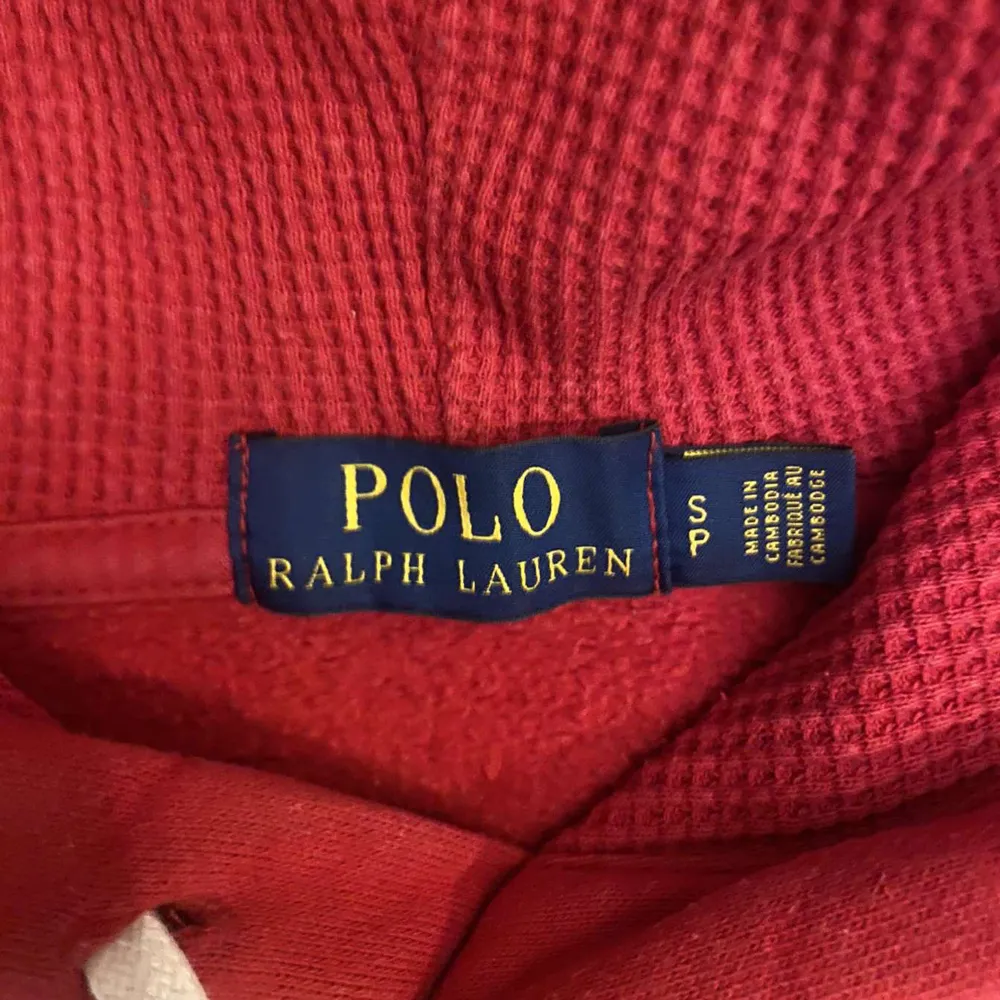 Ralph Lauren Hoodie  Säljer nu min röda ralph lauren hoodie i storlek S! Hoodien passar inte mig längre vilket är därför jag säljer den. Har använts några gånger men har inga märkvärdiga fel och ser ut som en ny👍🏼   Pris 400. Hoodies.