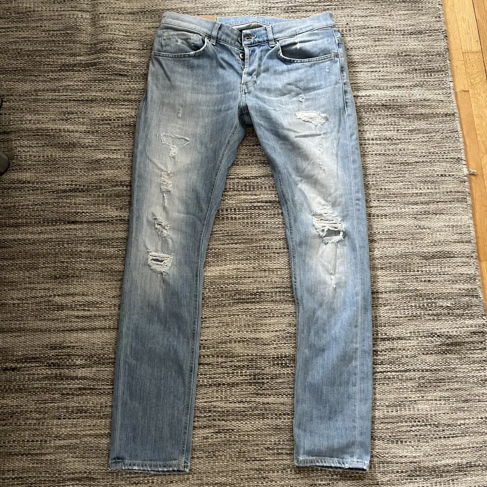 Ripped ljusblåa Dondup jeans i modellen George. Säljer då jag inte får någon användning för dem längre. Inte alls mycket använda och i väldigt bra skick. Köptes för något år sedan.. Jeans & Byxor.