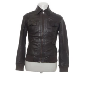Esprit läderjacka - Vintage läderjacka i mörkbrun färg från Esprit, stl 34 i lappen men passar S/M, saknar knapparna 