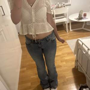 Super fina lågmidjade jeans från Brandy Melville i den populära modellen ”Kylie”!! Lågmidjade och bootcut!! Obs! Har sprättat upp dom längst ner men går att sy upp igen🫶🫶🫶passar mig som har 34-36 i jeans beroende på märke🙌nypris 400kr