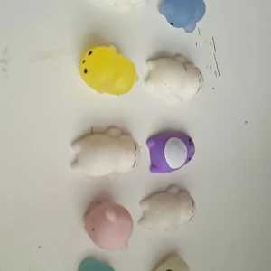 Fidget toys - Kommer inte till användning köparen står för frakt och de där squish djuren kosta 20 kr st och säljer för 5 kr st de andra tre kosta runt ca 70-100  så kommer sälja för 30 kr.