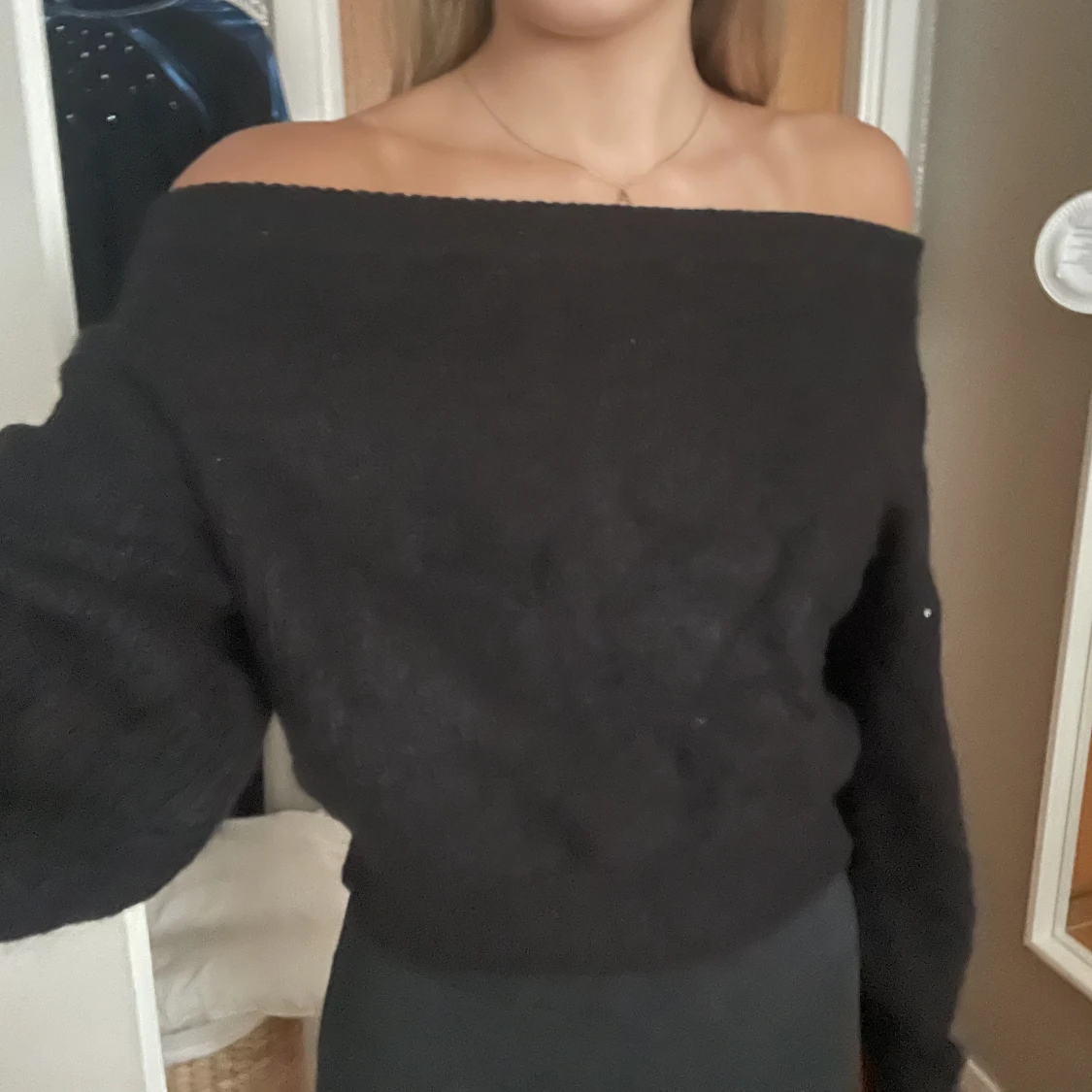 Stickad off-shoulder tröja