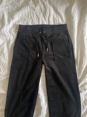Juicy Couture  - Säljer mina juciy couture byxor med fickor där bak! Dom är väldigt bra skick, säljer för 600kr+ frakt. Skriv om fler funderingar 😊