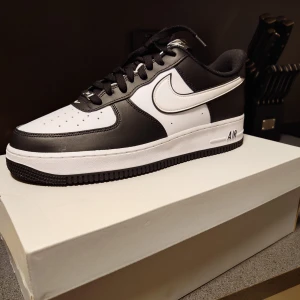 Nike Air force one helt nya! - Aldrig använda utomhus (Bara inomhus) Tyvärr alldeles för stora för mina fötter så måste tyvärr sälja dessa vidare)   Köpt på Nikes Officiella hemsida för 2 månader sen.  Storlek. 46  Svarta creasers följer med på köpet (Dom är inuti skorna)   