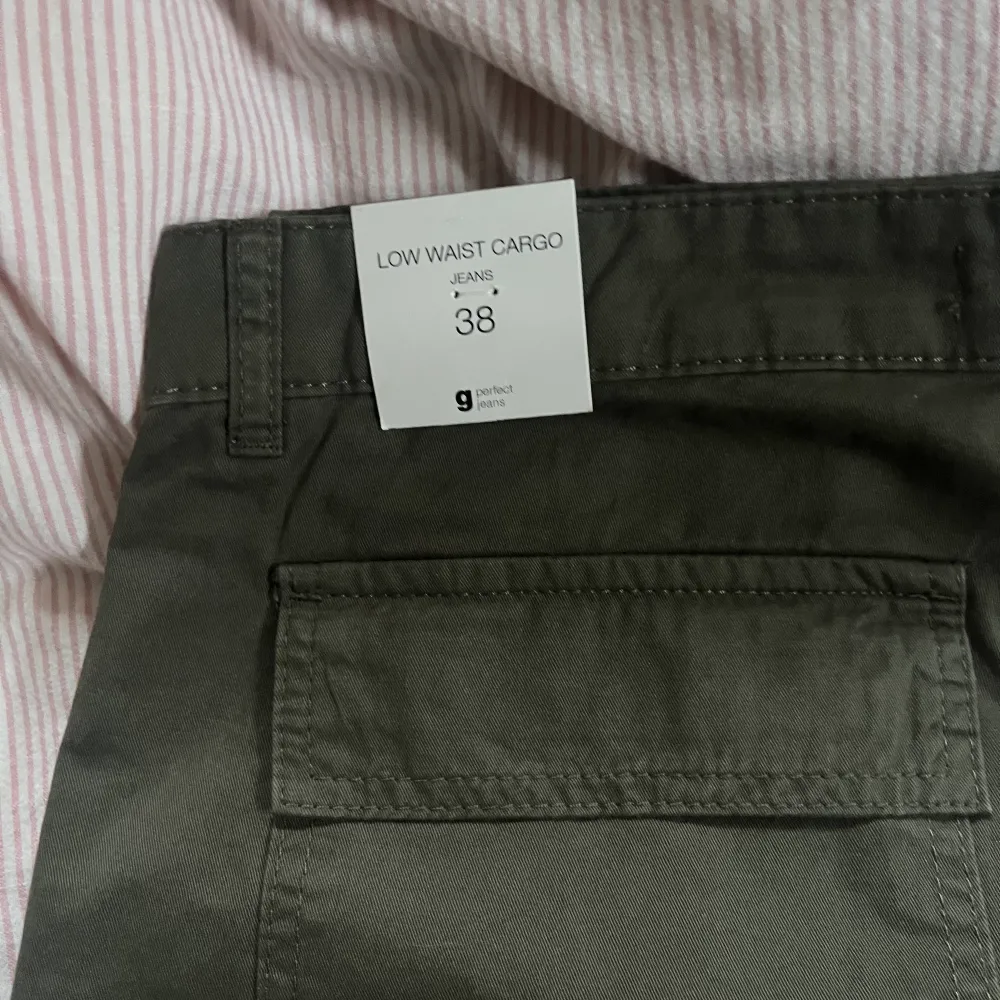 Säljer dessa helt oanvända lågmidjade cargo byxorna från Gina. Så fina men kom aldrig till användning! . Jeans & Byxor.