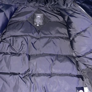 Canada goose black label - Canada goose jacka  Storlek: M, lång i sin storlek   Inga problem med jackan