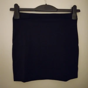 Kort snäv kjol i mjuk bomullsjersey, Strlk: XS. Helt  NY & OANVÄND. Felfri. - Kort snäv kjol i mjuk bomullsjersey, Strlk: XS. Helt  NY & OANVÄND. Felfri. Tags sitter kvar sedan inköpet. Levereras inplastad i originalförpackning.