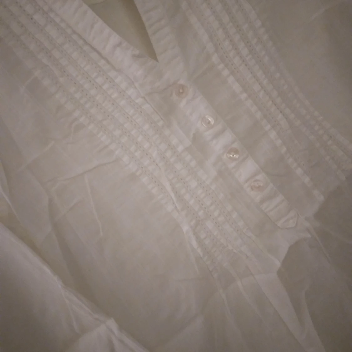 Vit blus med stråveck. Vintage look. Strlk 34 / XS-SMALL.  - 2