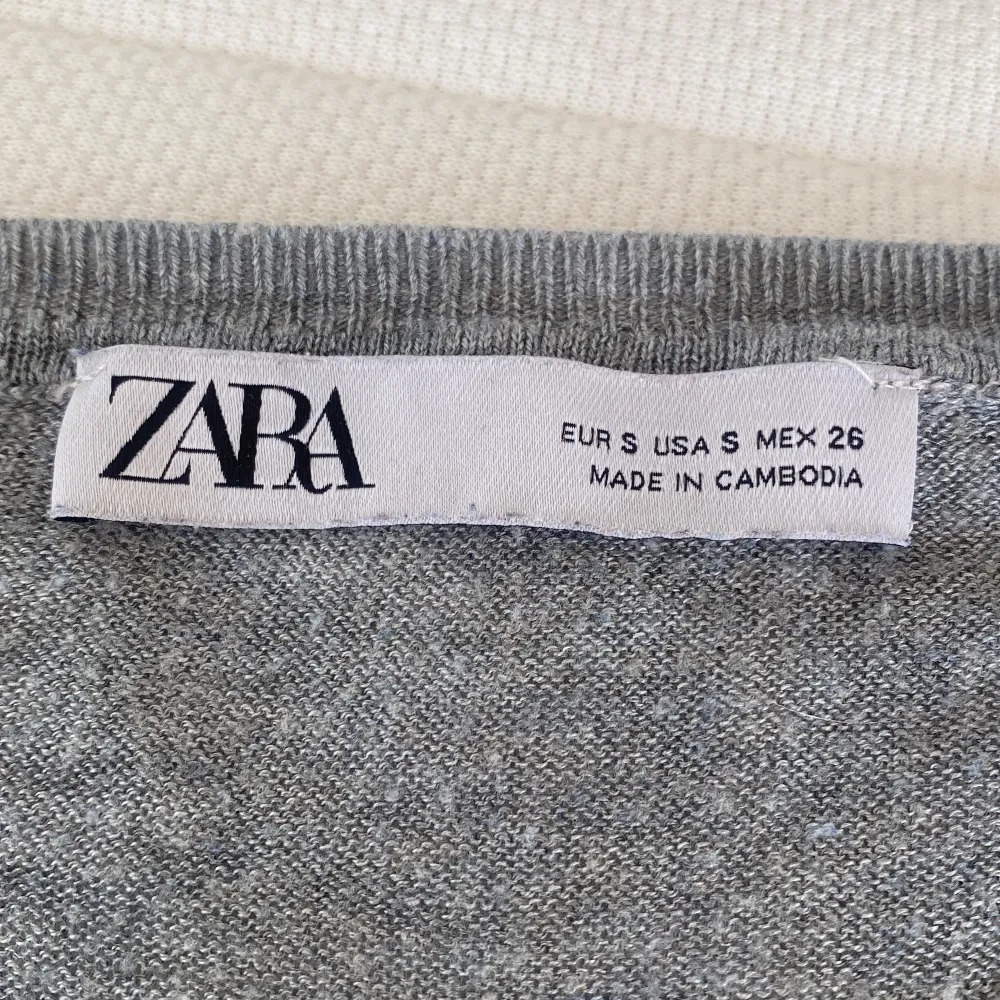 En randig tröja från Zara, använd nån enstaka gång. Inga fläckar🩷. Tröjor & Koftor.