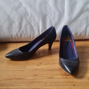 Klackskor  - Blå klackskor i skinn.