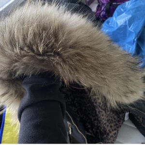 Hollies Jacka Dam - Äkta tvättbjörn päls, mycket fint skick. Jackan i sig, varm och fint skick. Använd ungefär 1 vinter. Hör gärna av dig om fler bilder önskas!