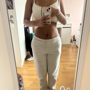 Mjukisbyxor - Säljer ett par jätte fina byxor för dom är lite små för mig💕 jag är 157 och dom passar precis till mina fötter❤️ från Gina köpta förra våren💓finns två fläckar som inte går upp i tvätten men jätte små och syns nästan inte🌸