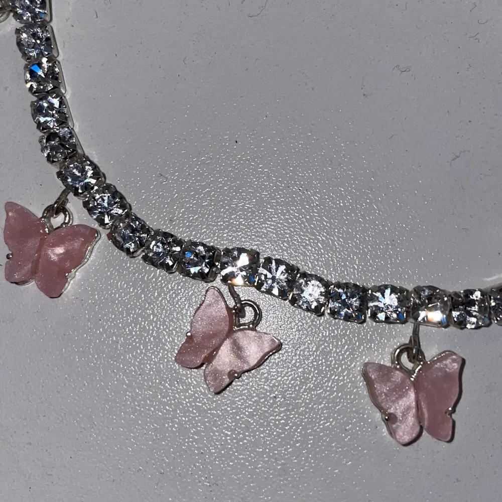 Fint halsband med rosa fjärilar. Kontakta mig innan ni använder köp nu <3. Accessoarer.