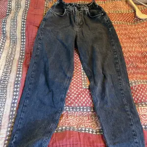 Svarta mom-jeans som är köpta på Gina tricot för några år sen. Stl 36💗