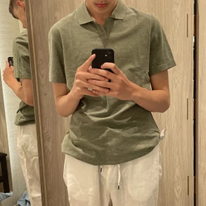 Grön piketröja  - Köpt på MQ. Endast använd en gång. Frakt: 69kr. Betalning via swish. 