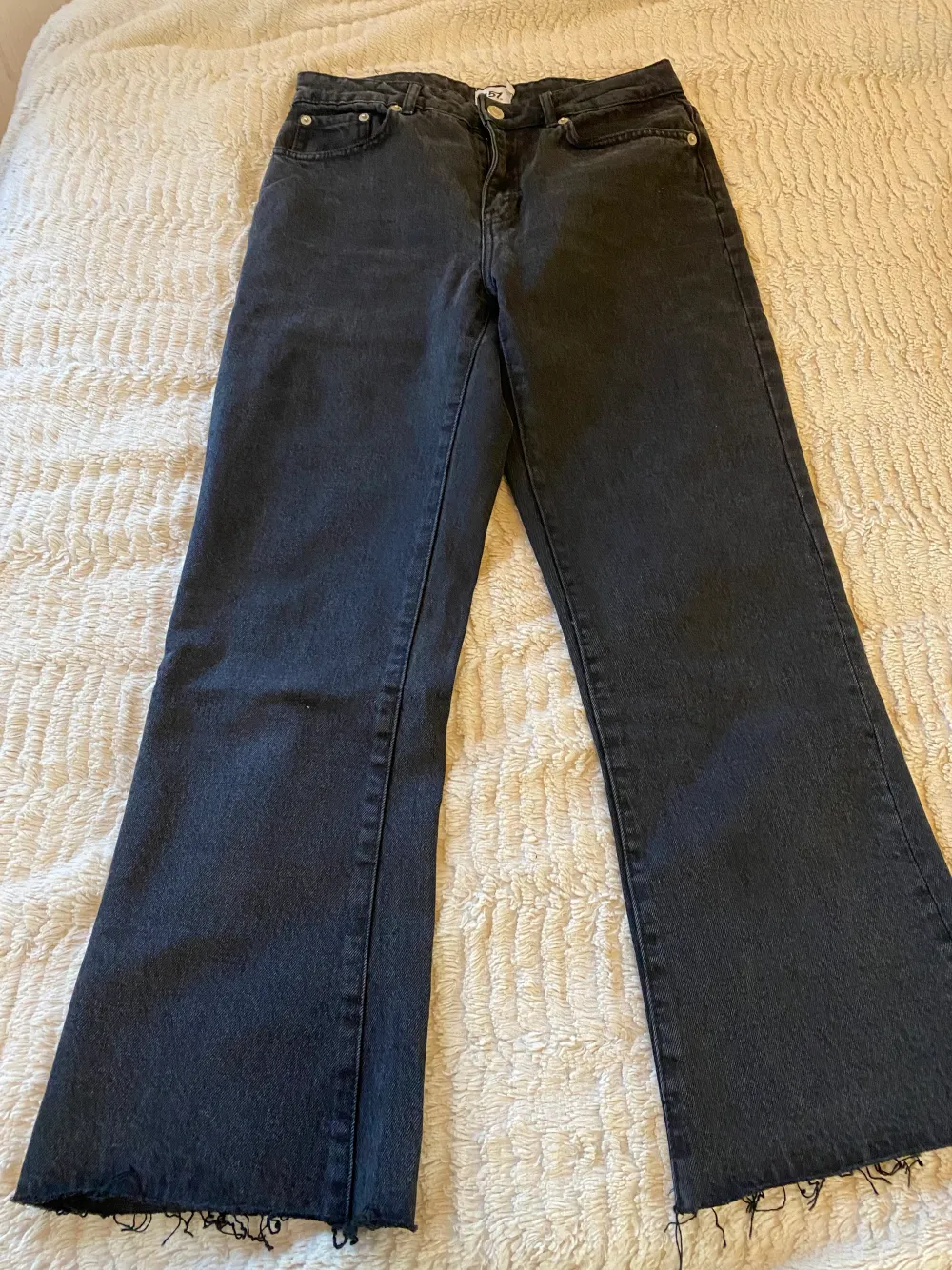 Mörkgråa flare jeans finns en  liten fläck, använd få tal gånger. Jeans & Byxor.