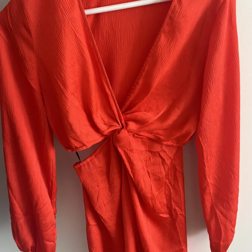 Säljer denna superfina röda klänningen från hm! Köpt i somras och knappt använd!. Klänningar.