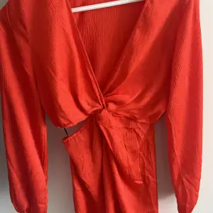 Säljer denna superfina röda klänningen från hm! Köpt i somras och knappt använd!