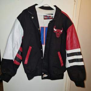 Chicago Bulls NBA - Basketball jacket  Vintage 1990 ! Autentisk - Made in U.S.A by J.H Design Los Angelas, CA.  Sjukt snygg jacka dock för liten för mig, du lär vara ganska ensam o sverige om att ja just denna jacka!  