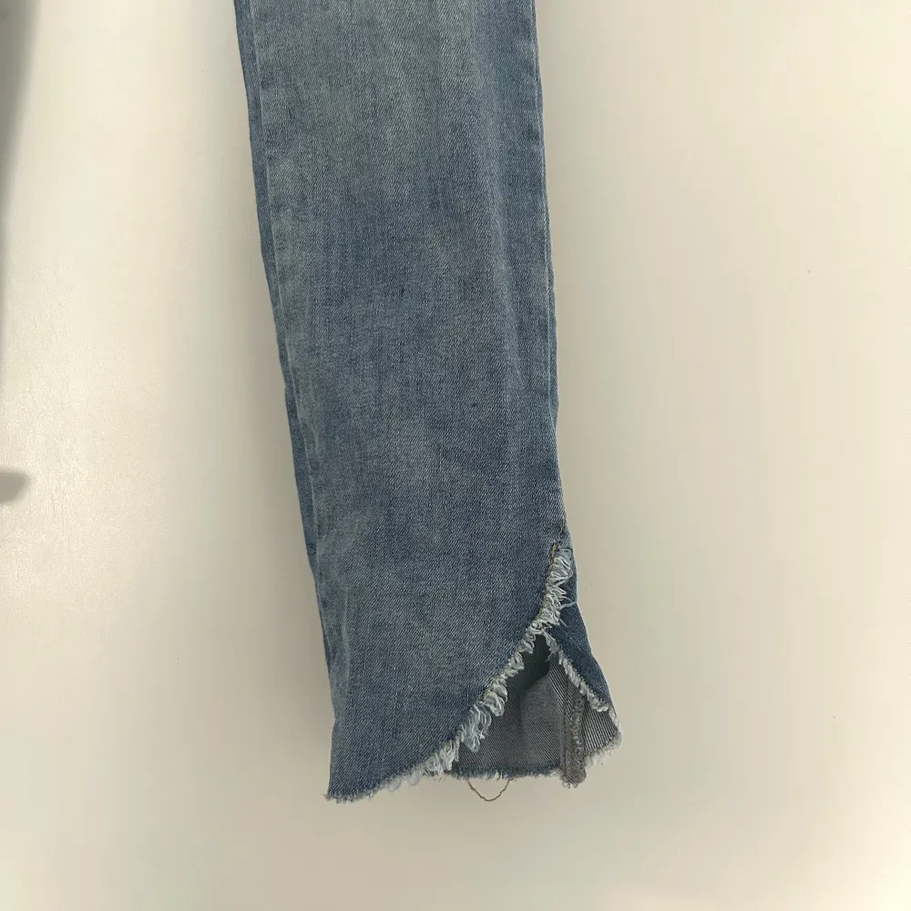 Säljer dessa jeans ifrån Mos Mosh i storlek 26, dock strechig, för 100 kr. Det är modellen skinny i mid waist men en slits detaj vid ankel. Köparen står för frakten och betalningen sker via swish💕. Jeans & Byxor.